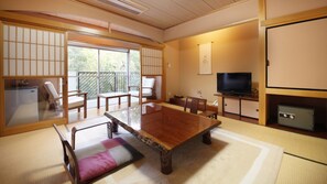 Cubrecamas y caja de seguridad en la habitación 