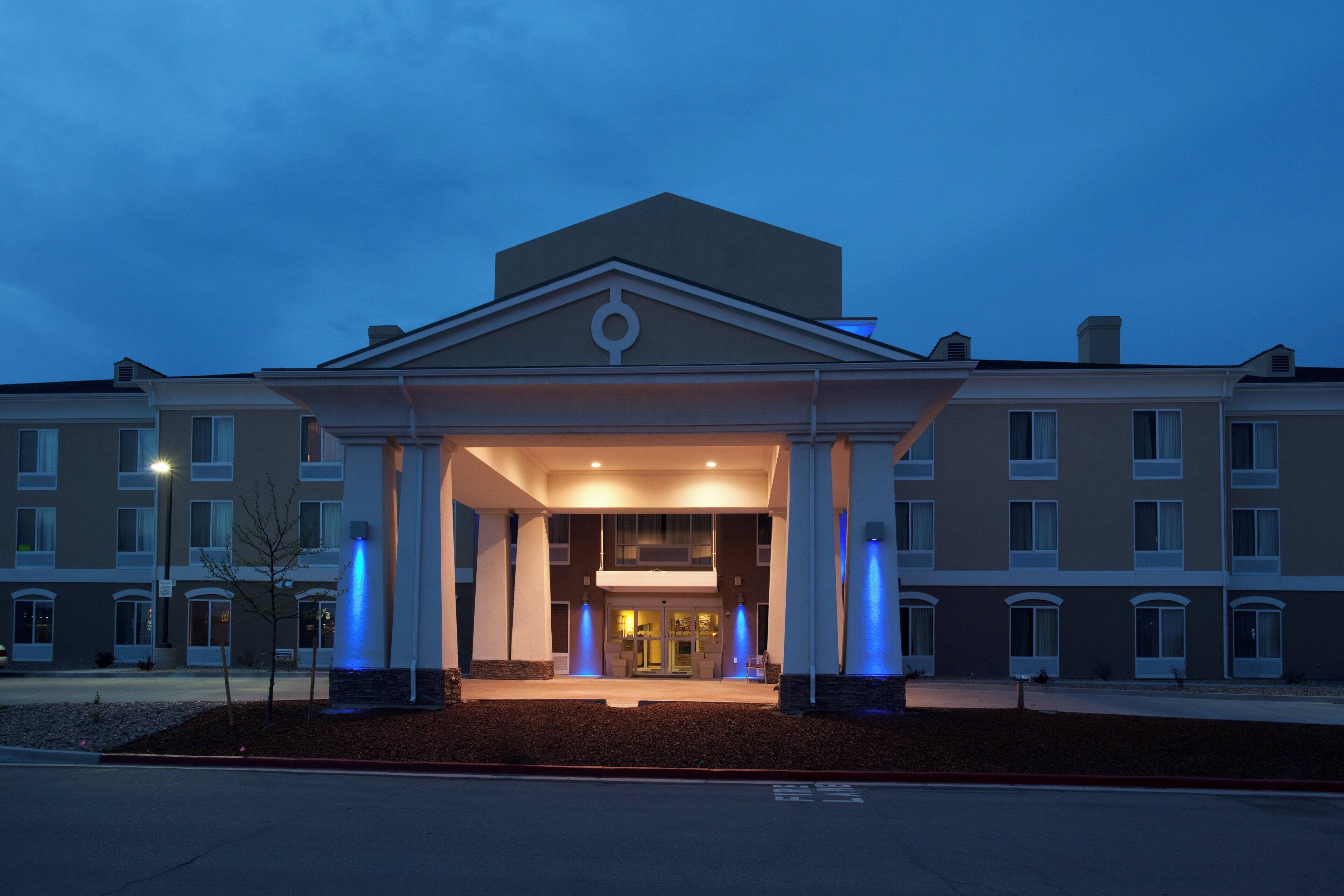 A hotel entrance with a covered walkway, columns, and a flat roof.