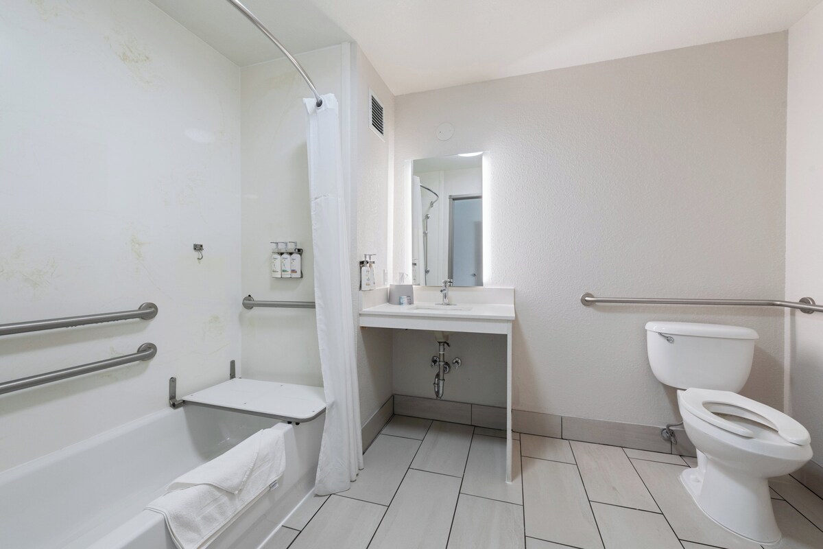 Chambre Standard, 1 très grand lit, accessible aux personnes à mobilité réduite (Comm, Tub) | Bureau, espace de travail pour ordinateur portable