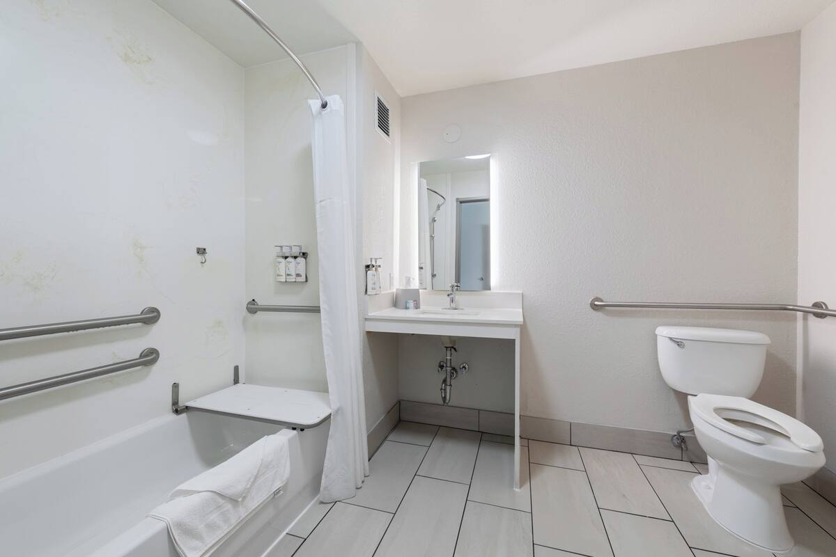 Habitación estándar, 1 cama King size, con acceso para personas discapacitadas (Comm, Tub) | Escritorio y espacio para trabajar con laptop 
