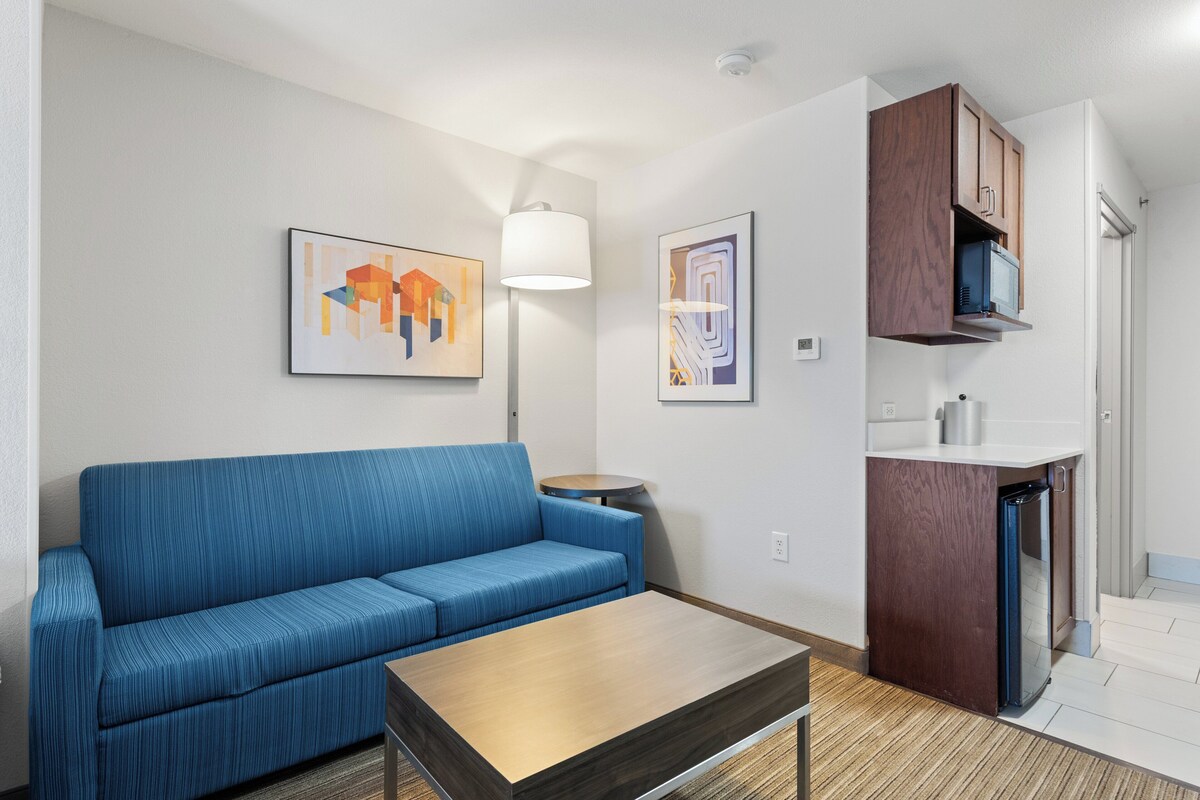 Suite, 2 grands lits (Addl Living Area) | Équipements de la chambre