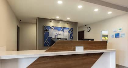 Holiday Inn Express Hotel & Suites LAMAR by IHG