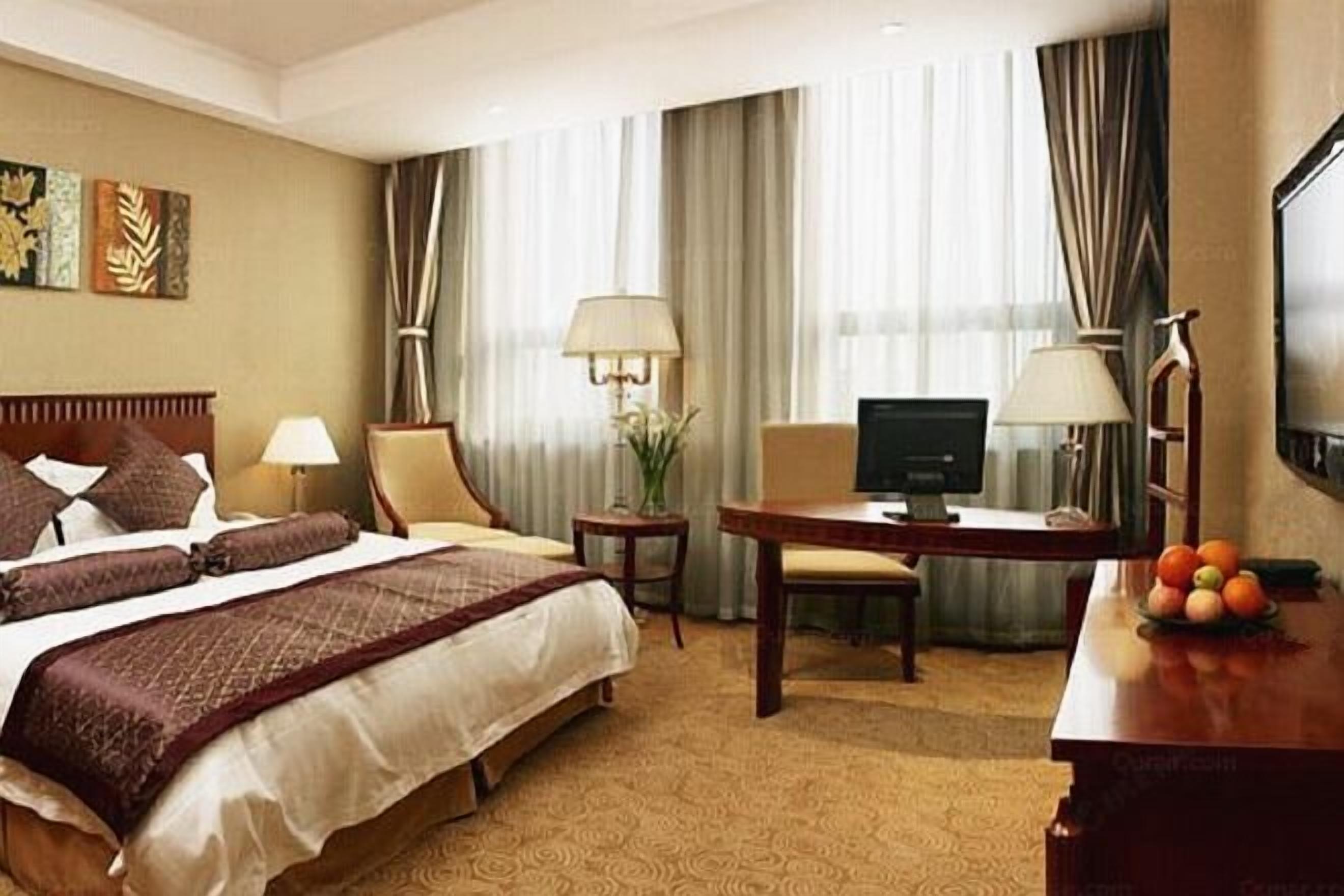 Minibar, in-room safe, iron/ironing board, Internet