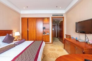 Minibar, in-room safe, iron/ironing board, Internet