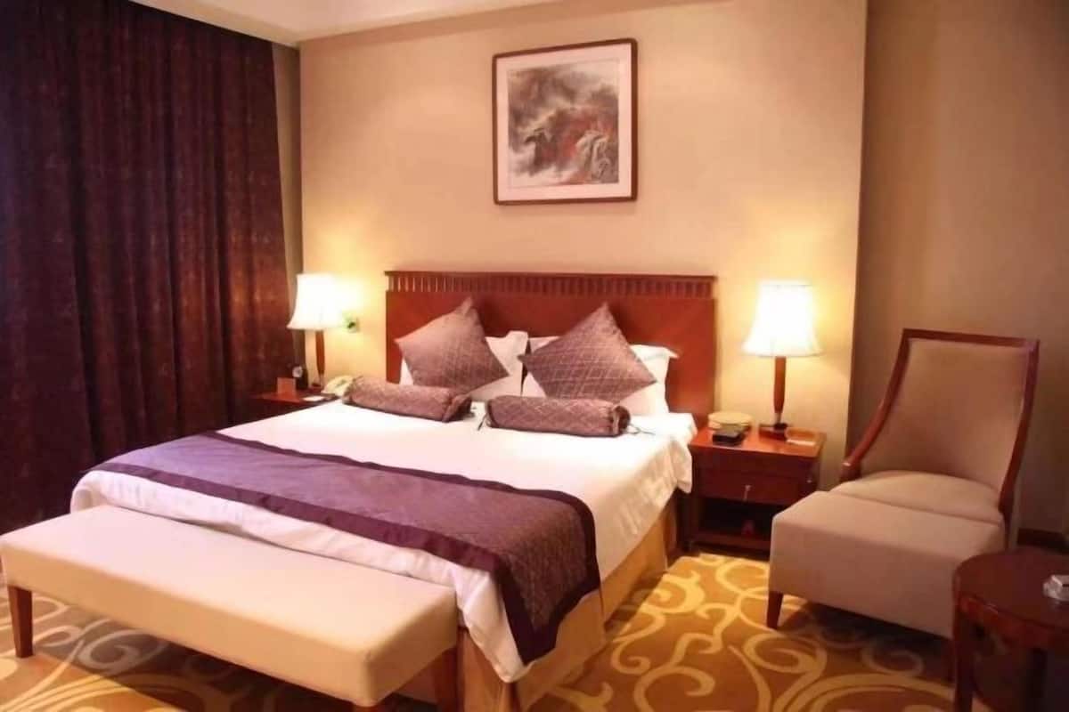 Minibar, in-room safe, iron/ironing board, Internet