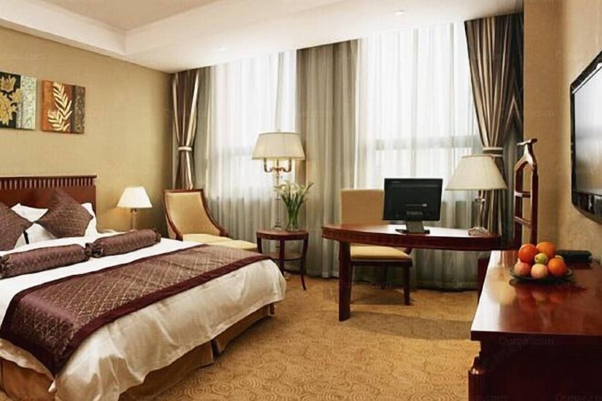 Minibar, in-room safe, iron/ironing board, Internet