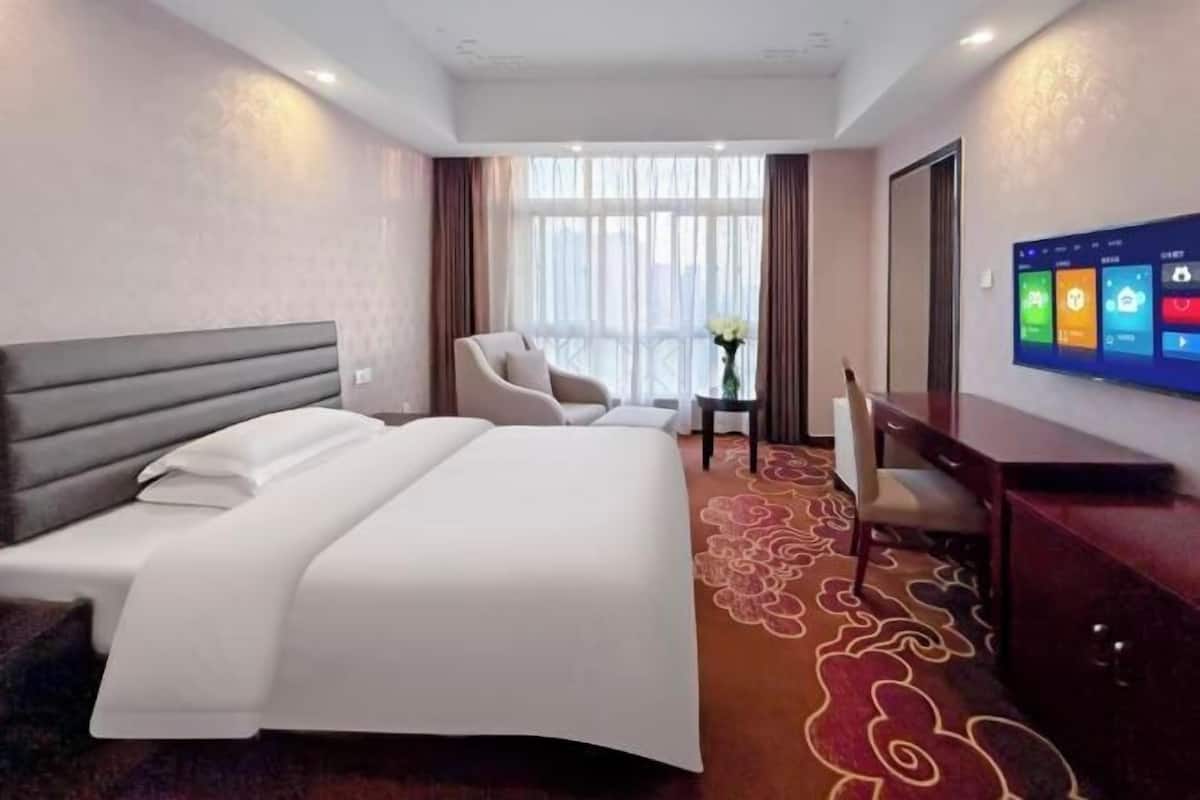 Minibar, in-room safe, iron/ironing board, Internet