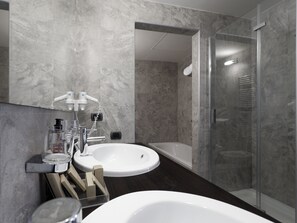 Artículos de tocador gratuitos, secador de pelo, batas, bidet