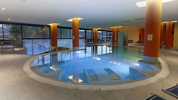 2 piscines couvertes, 4 piscines extérieures