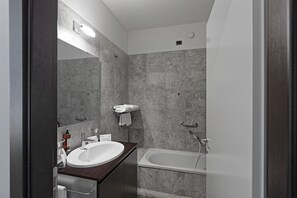 バスアメニティ (無料)、ヘアドライヤー、バスローブ、ビデ