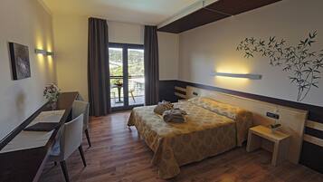 Minibar, coffres-forts dans les chambres, bureau, rideaux occultants