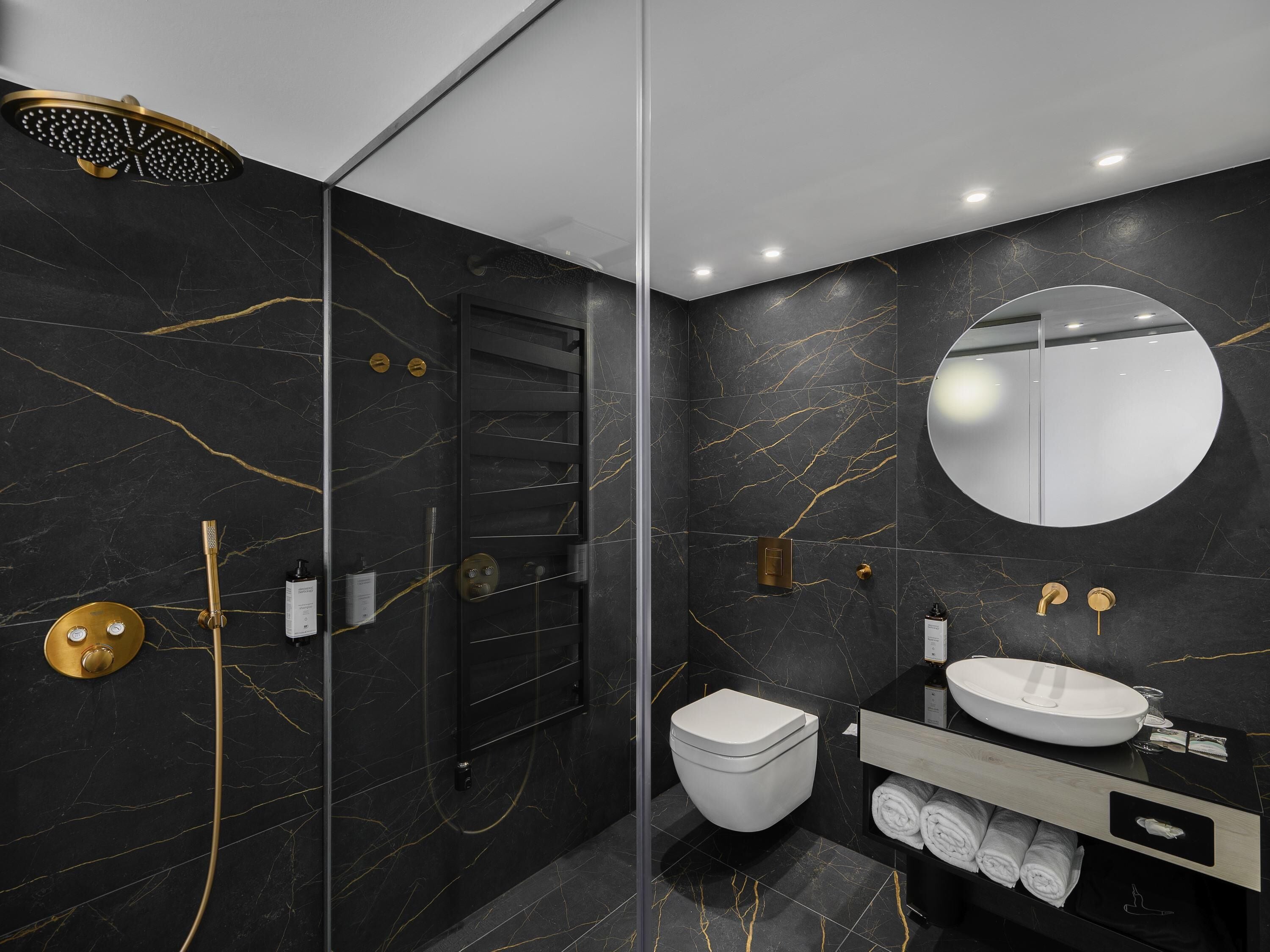 Minibar, coffres-forts dans les chambres, bureau