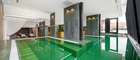 Alberca techada y alberca al aire libre por temporada