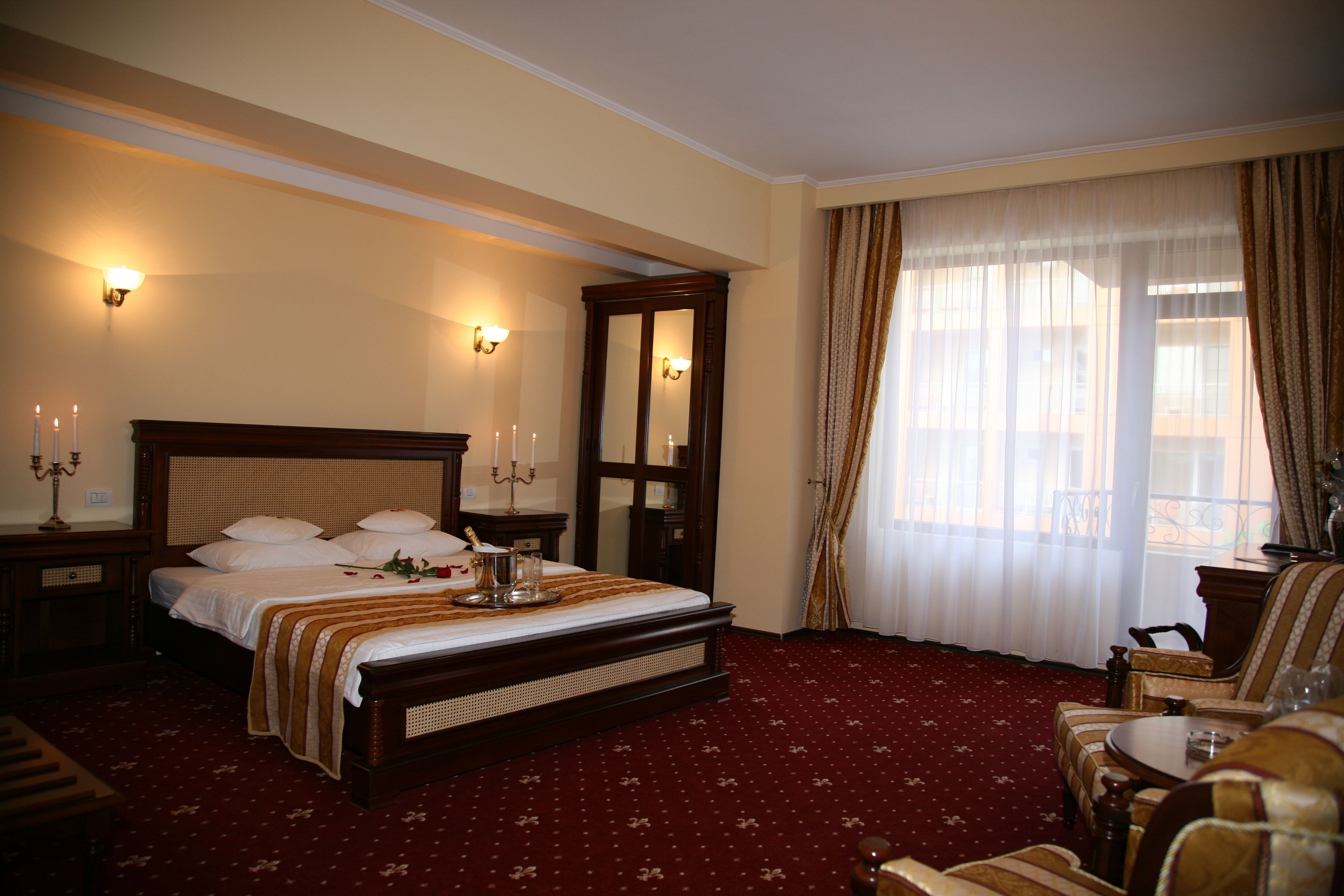 suite | minibar, in-room safe, desk, soundproofing