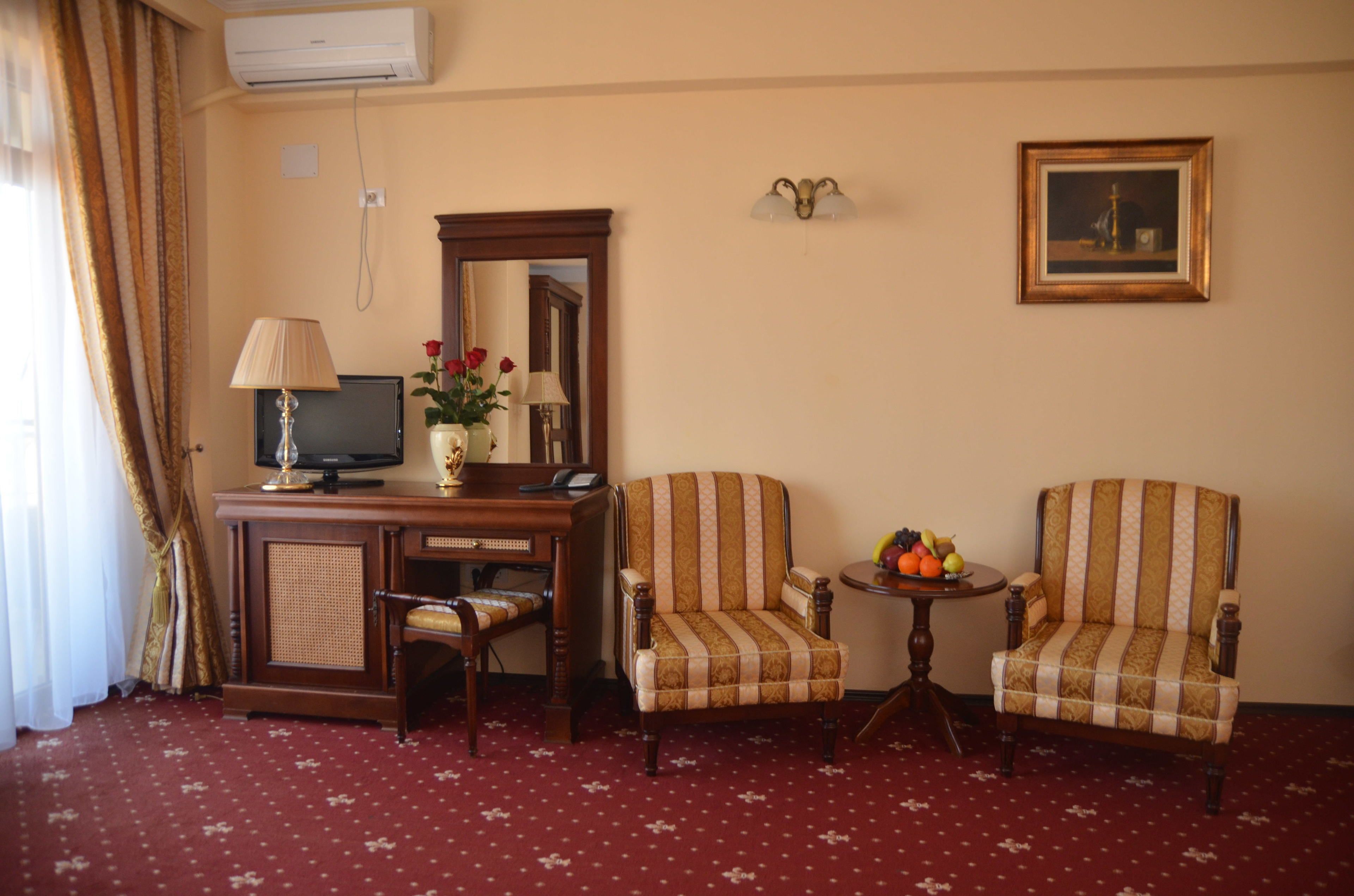 suite | minibar, in-room safe, desk, soundproofing