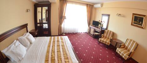 Suite | Bar mini, peti besi dalam bilik, meja, kalis bunyi