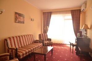 Minibar, in-room safe, desk, soundproofing - Richmond Hotel (Constanta)
