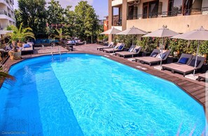 Seasonal outdoor pool, pool umbrellas, sun loungers - Richmond Hotel (Constanta)