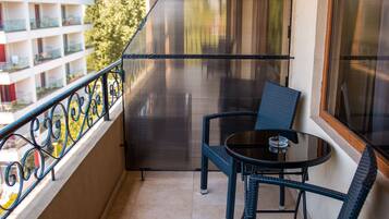 Single Room | Minibar, in-room safe, desk, soundproofing