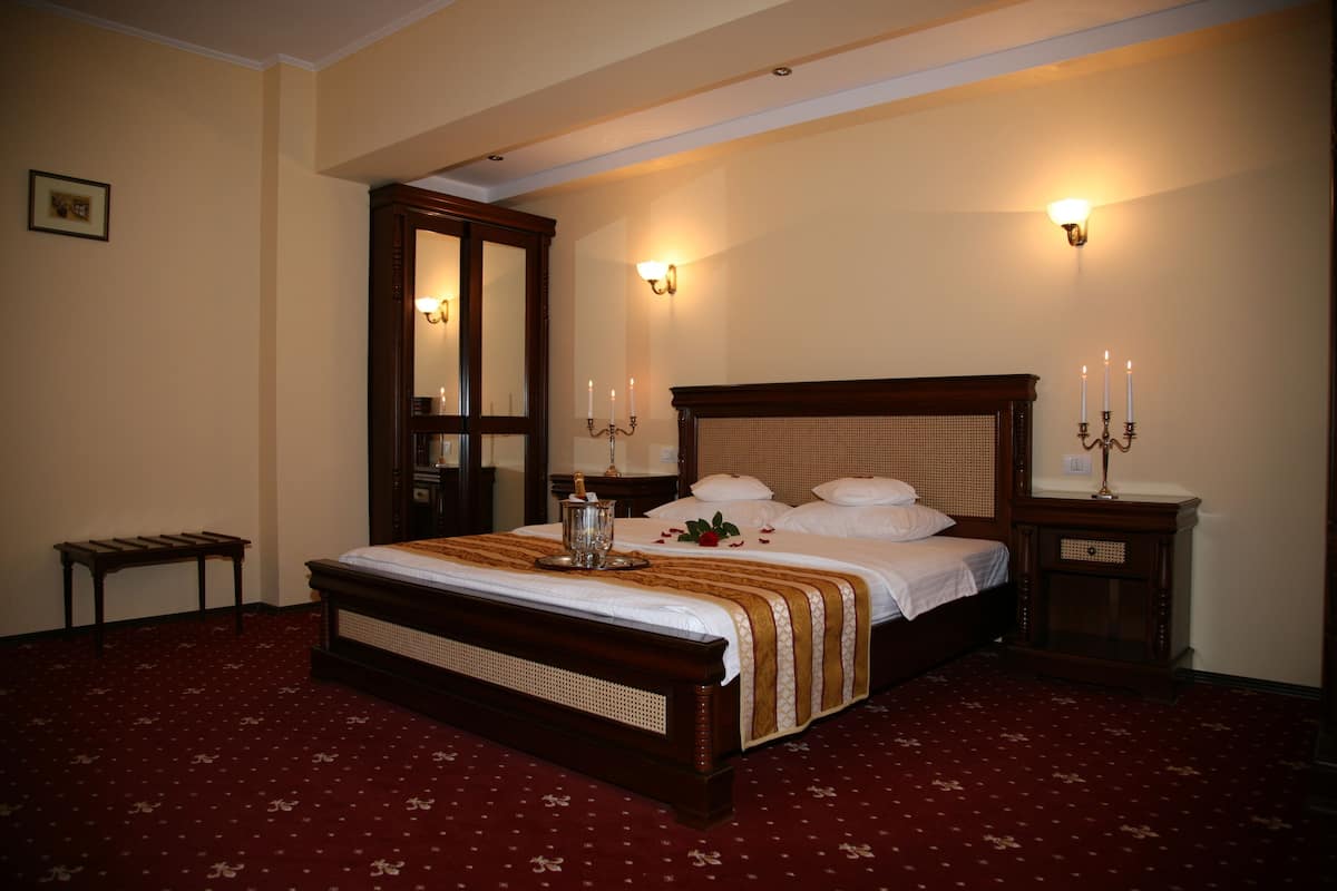 suite | minibar, in-room safe, desk, soundproofing