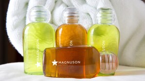 Quatre ampolles de sabó líquid de la marca Magnison Hotels en diferents colors.
