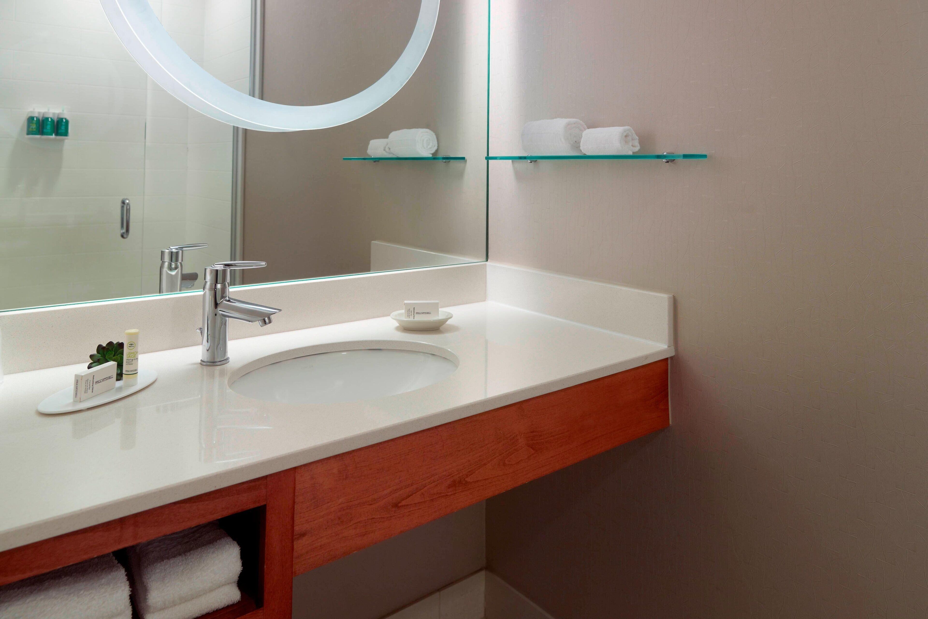 suite, 1 king bed with sofa bed | bathroom | combined shower/bathtub, free toiletries, hair dryer, towels