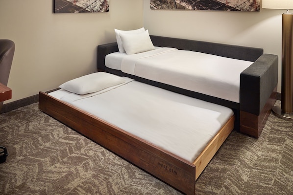 A double bed with a wooden frame and a headboard, a bedside table, and a lamp. - SpringHill Suites by Marriott Atlanta Airport Gateway (College Park)
