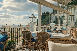 Món ăn kiểu Địa Trung Hải, dùng bữa ngoài trời 