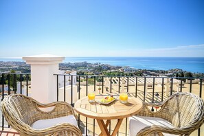 Bộ đồ giường cao cấp, minibar, két bảo mật tại phòng, bàn 