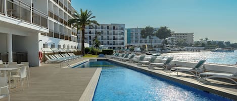 Utomhuspool, parasoller och solstolar