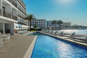 Piscine extérieure, parasols de plage, chaises longues