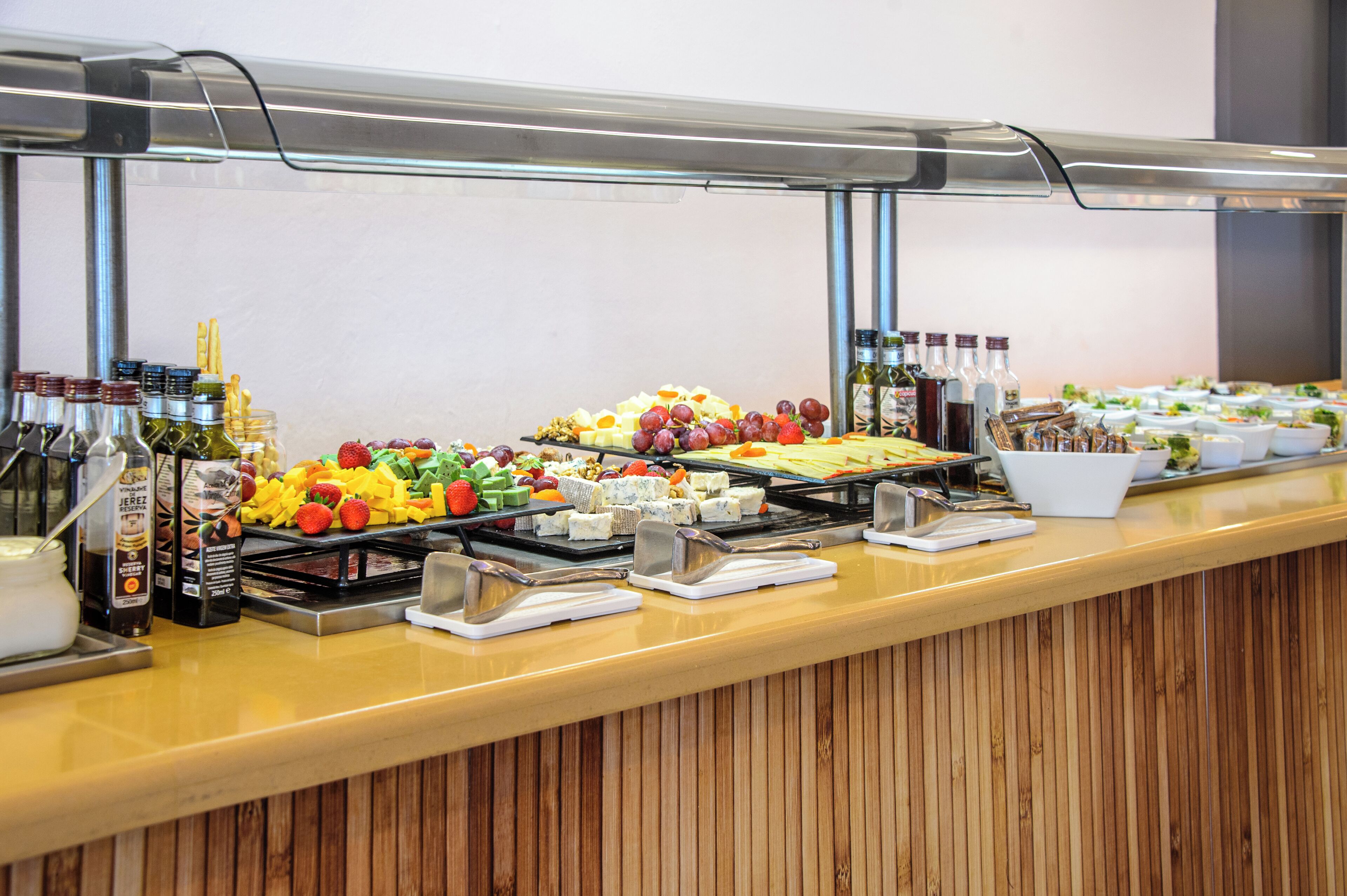 Een buffet met diverse gerechten en toevoegingen.
