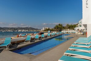 Outdoor pool, pool umbrellas, pool loungers - Hotel Vibra S´Estanyol (Sant Josep de sa Talaia)