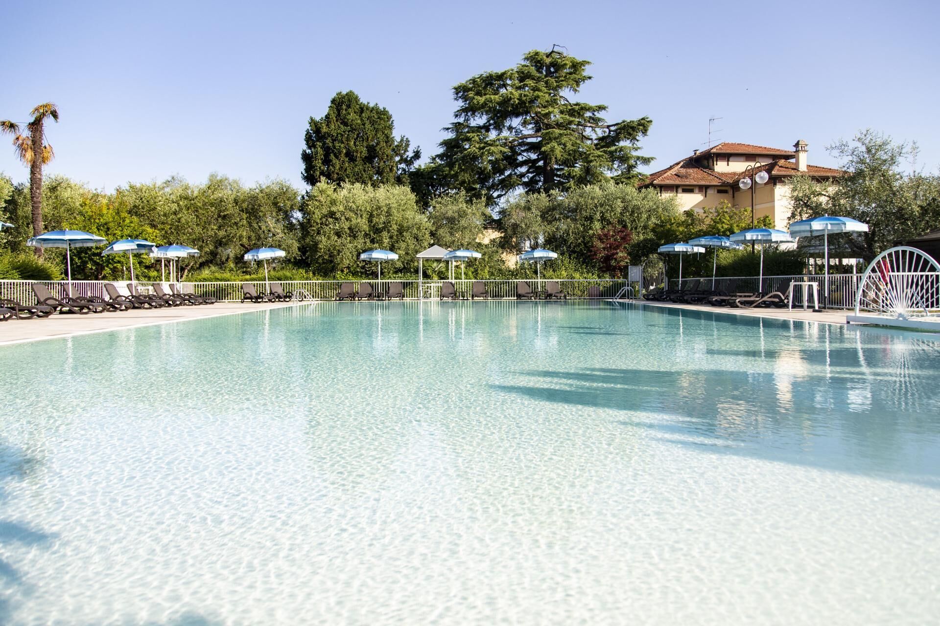 Piscina stagionale all'aperto, ombrelloni da piscina, lettini