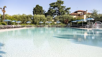 Piscina stagionale all'aperto, ombrelloni da piscina, lettini