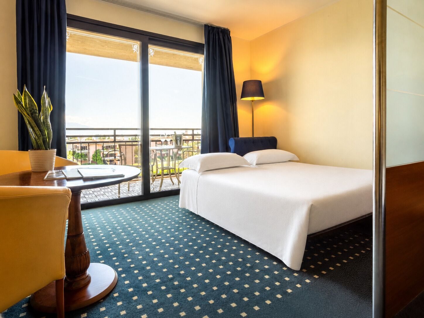 Quadrupla Deluxe, vista lago | Biancheria da letto di alta qualità, una cassaforte in camera