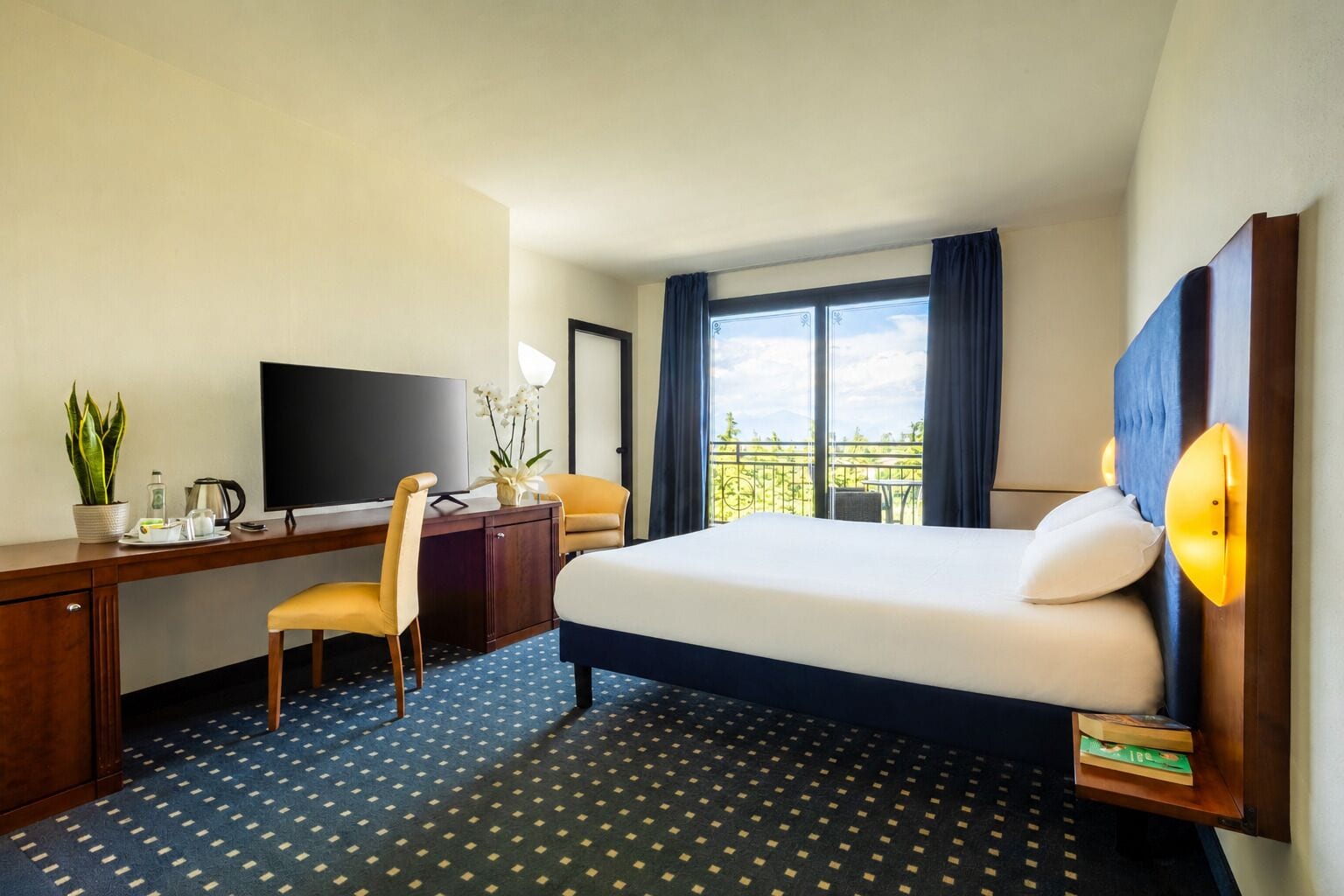 Doppia Deluxe, balcone, vista lago | Biancheria da letto di alta qualità, una cassaforte in camera