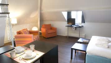 Egyptian cotton sheets, Select Comfort beds, free minibar, in-room safe