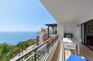 Apartamento de lujo, 2 habitaciones, terraza, vistas parciales al mar | Mobiliario individual, escritorio, cortinas opacas