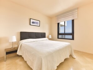 Individualmente mobiliados, escrivaninha, cortinas blackout