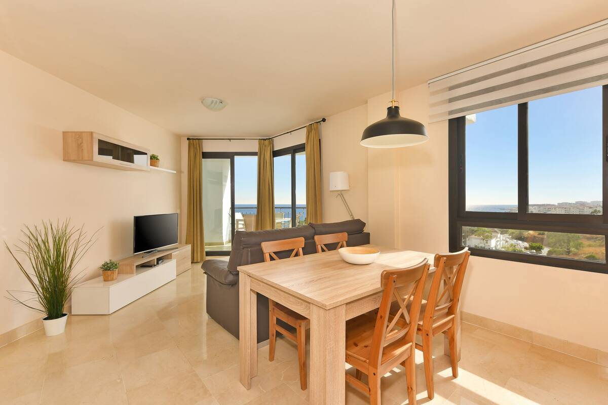 Appartement Luxe, 1 chambre, terrasse, vue partielle sur la mer | Salle de séjour