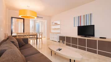 Luxe appartement, 3 slaapkamers, terras, gedeeltelijk uitzicht op zee | Individueel gemeubileerd, een bureau, verduisterende gordijnen