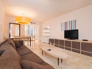 Luksusleilighet, 3 soverom, terrasse, delvis sjøutsikt | Individuelt innredet, skrivebord, blendingsgardiner og strykejern/-brett