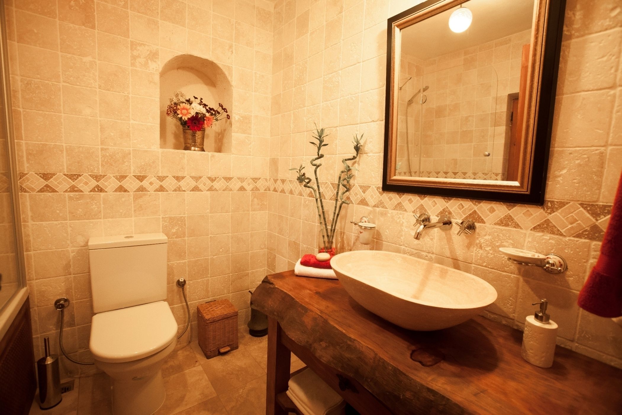Un baño con inodoro, lavabo y espejo.