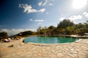 Outdoor pool, open 8 AM to 8 PM, pool umbrellas, sun loungers - Hoyran Wedre Country Houses (Demre)