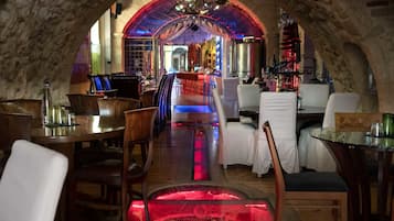 3 bars/lounges, wine bar