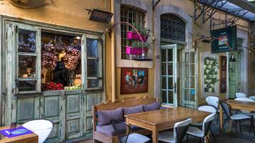 2 restaurantes; se sirven desayunos, almuerzos, cenas y cocina griega
