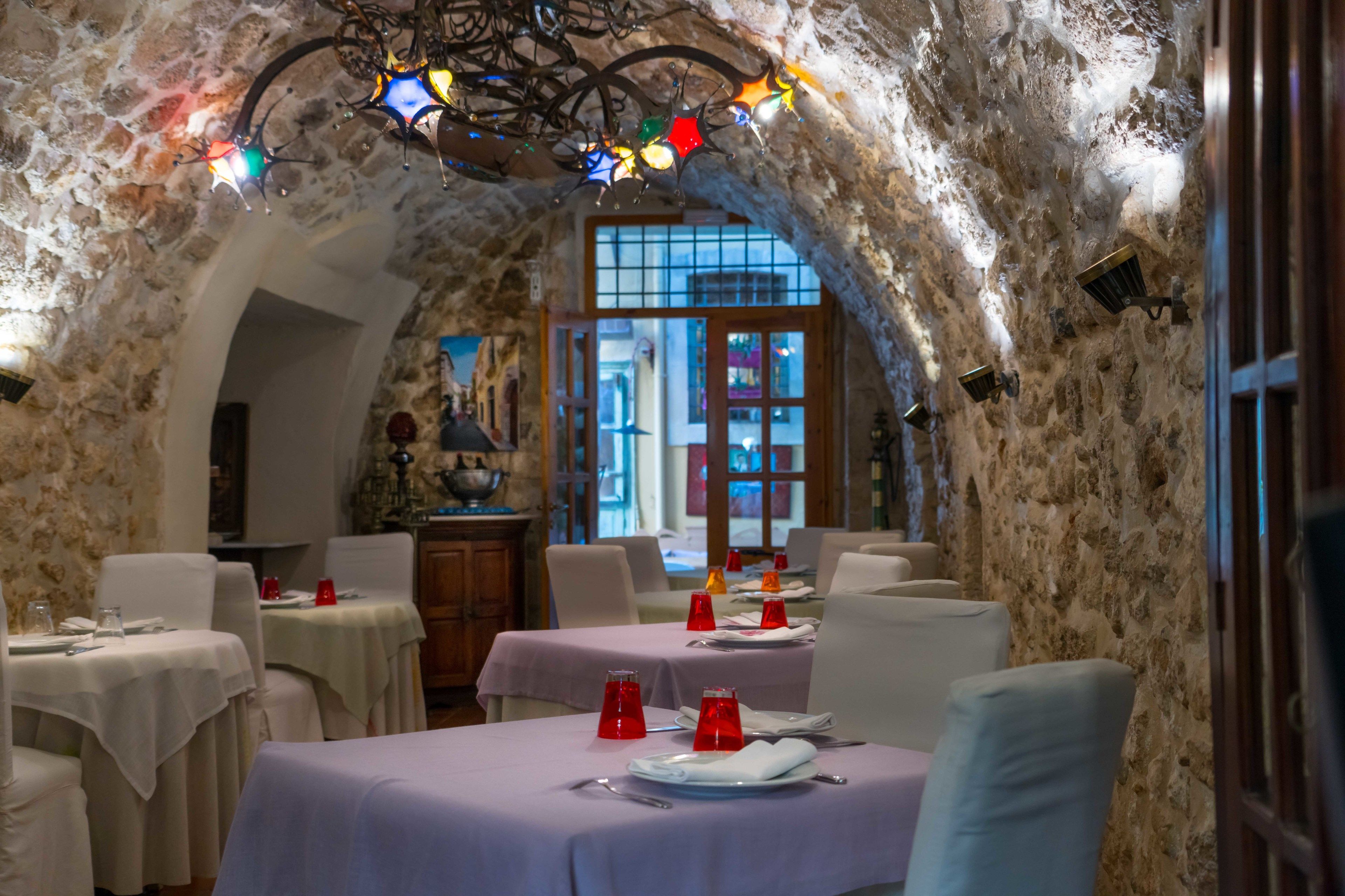 2 restaurants, breakfast, lunch, dinner served; greek cuisine