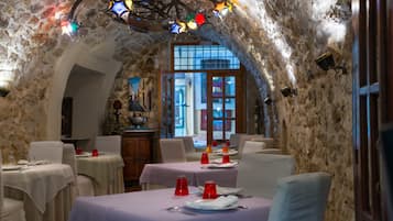 2 restaurants; breakfast, lunch, dinner and brunch served