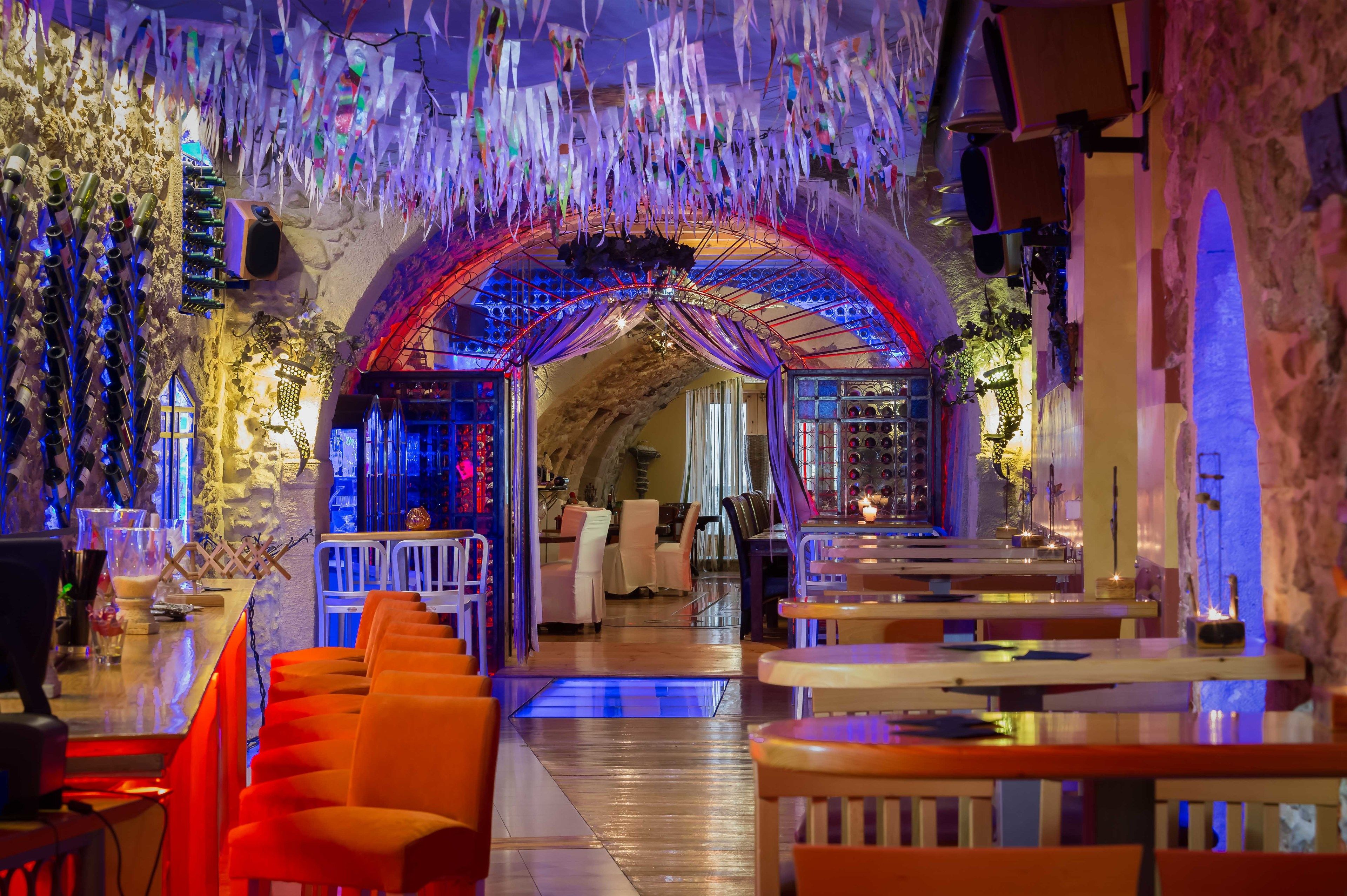 3 bars/lounges, wine bar